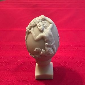 Eggcentrics Zodiac Aquarius Sculpture